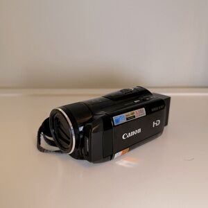 Canon VIXIA HF M31 Dual Flash Memory Camcorder